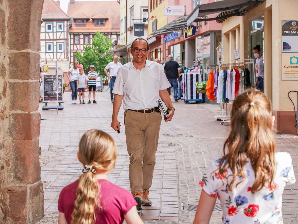 Roland Burger unterwegs in der Buchener Innenstadt