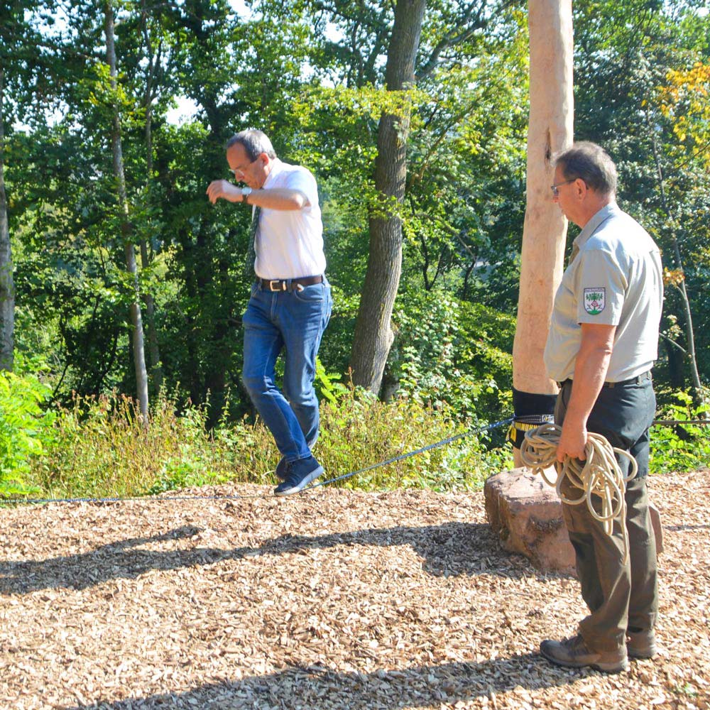 Auf der Slackline am Walderlebnispfad